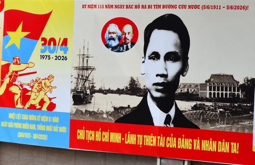Mỗi tấm băng rôn, khẩu hiệu, pano treo dọc các tuyến đường chính như kể lại trang sử hào hùng, nhắc nhớ thế hệ hôm nay không quên công ơn cha anh đã ngã xuống vì hòa bình, thống nhất đất nước