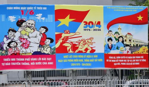 Mỗi tấm băng rôn, khẩu hiệu, pano treo dọc các tuyến đường chính như kể lại trang sử hào hùng, nhắc nhớ thế hệ hôm nay không quên công ơn cha anh đã ngã xuống vì hòa bình, thống nhất đất nước