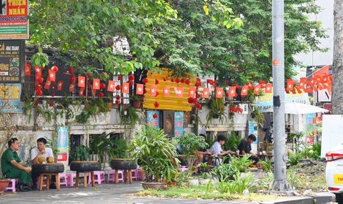 Không chỉ dừng lại ở các tuyến đường trung tâm, tinh thần hướng về ngày thống nhất còn lan tỏa sâu rộng đến từng cơ quan, doanh nghiệp, trường học và khu dân cư