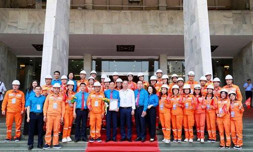 Chủ tịch Công đoàn EVNGENCO1 Trần Doãn Thành, Tổng Giám đốc EVNGENCO1 Lê Hải Đăng và các đại biểu Công đoàn Điện lực Việt Nam tại lễ tuyên dương