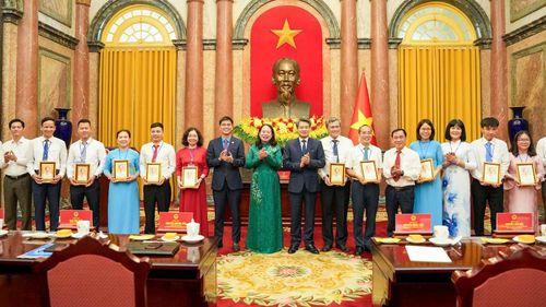 Phó Chủ tịch nước Võ Thị Ánh Xuân trao tặng quà 10 đại biểu tiêu biểu trong tổng số 101 Chủ tịch Công đoàn cơ sở xuất sắc toàn quốc năm 2026