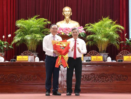 Chủ tịch HĐND TP. Cần Thơ Đồng Văn Thanh chúc mừng tân Phó Chủ tịch UBND thành phố Lê Công Lý
