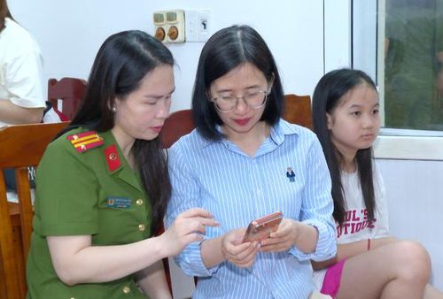 Công an hướng dẫn công dân cài đặt tài khoản an sinh xã hội.