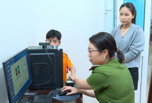 Tranh thủ dịp nghỉ lễ, phụ huynh đưa con em đi làm Căn cước và đăng ký tài khoản định danh điện tử mức 2.