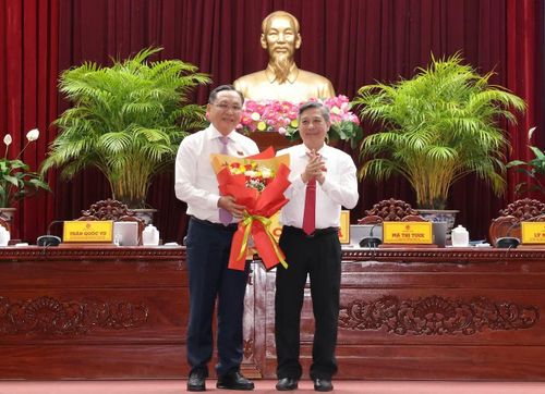 Đồng chí Đồng Văn Thanh tặng hoa chúc mừng tân Phó Chủ tịch UBND TP Cần Thơ Lê Công Lý.