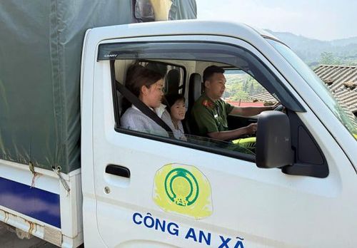 Công an xã Tả Phìn đưa đón các trường hợp đặc biệt đến trụ sở làm thủ tục cấp định danh mức độ 2.