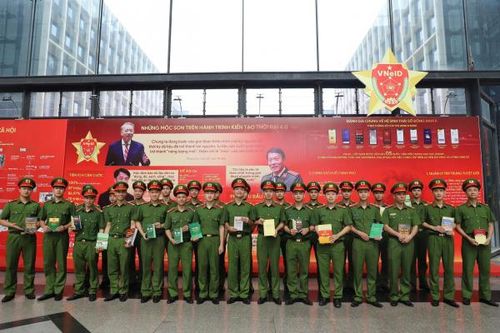 Thống kê từ Cục Công tác chính trị, đã có hàng ngàn cuốn sách được trao tận tay các cán bộ, chiến sĩ.