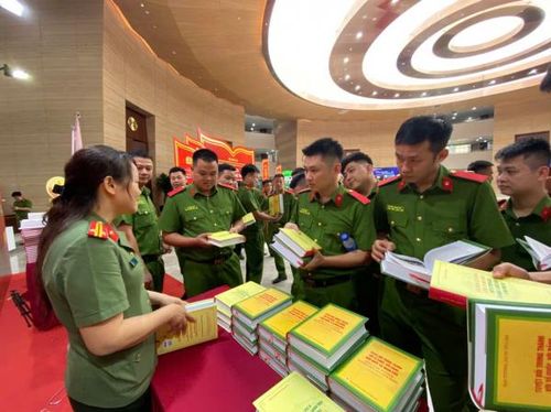 Hoạt động trao tặng sách trong khuôn khổ triển lãm tại trụ sở Bộ Công an tiếp tục thu hút đông đảo bạn đọc vào chiều 29/4.
