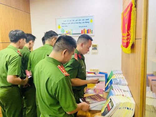 Các cán bộ, chiến sĩ chọn lựa sách trong chương trình "Trao tri thức - nhận tương lai".