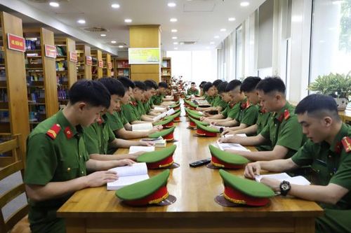 Cán bộ, chiến sĩ tham gia các hoạt động hưởng ứng tại Thư viện CAND.