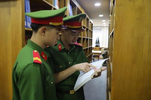 Học viên các trường trong CAND tại Thư viện CAND.