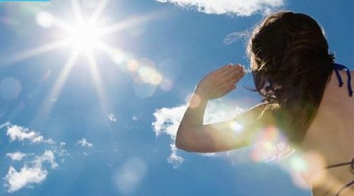Hạn chế tiếp xúc với ánh nắng mặt trời ở cường độ cao, mặc quần áo chống nắng và bôi kem chống nắng để phòng ngừa bệnh ung thư da.