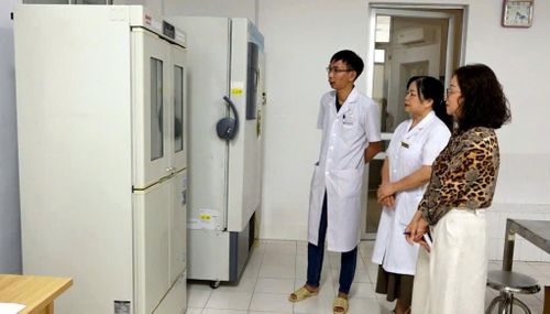Phóng viên tìm hiểu tình hình thiếu nguồn máu phục vụ điều trị, cấp cứu tại Khoa xét nghiệm, Bệnh viên Đa khoa tỉnh.