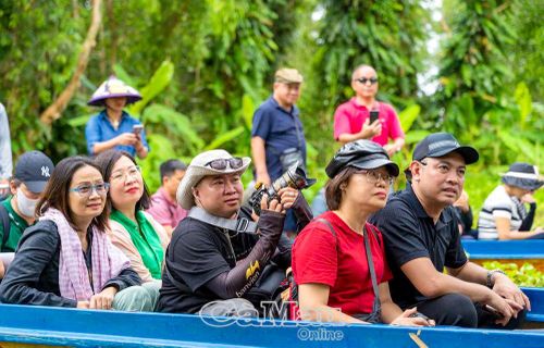  Trải nghiệm bắt cá đồng tại Khu du lịch Mười Ngọt (xã Đá Bạc).