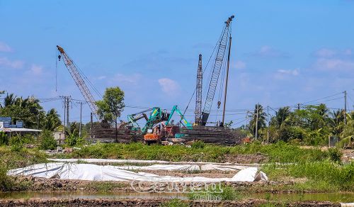 Những công trình ngàn tỷ đang mọc lên trên đất Cà Mau không chỉ được xây bằng bê tông, cốt thép mà còn được bồi đắp bởi “lòng dân”. (Ảnh: Thi công cao tốc Cà Mau - Đất Mũi, ngày 23/4/2026).