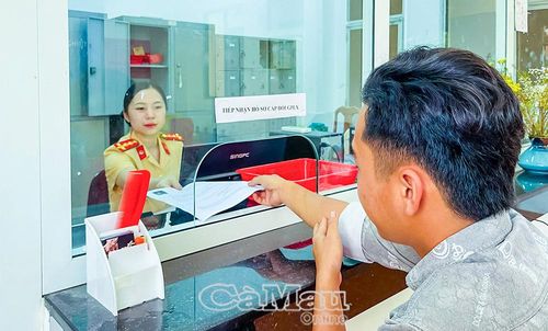 Cán bộ CSGT luôn túc trực tiếp nhận, giải quyết thủ tục hành chính cho người dân trong các kỳ nghỉ lễ.