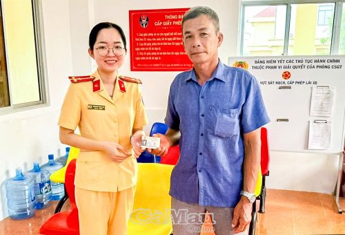 Cán bộ Phòng CSGT trả GPLX cấp đổi trong ngày cho ông Trần Văn Nam, Xã Hồ Thị Kỷ.