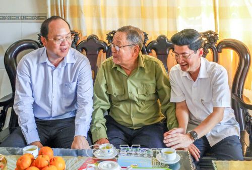 Đồng chí Nguyễn Văn Phép (giữa) trao đổi cùng Bí thư Tỉnh ủy Nguyễn Hồ Hải và đồng chí Trương Đăng Khoa, Bí thư Đảng ủy phường Tân Thành.