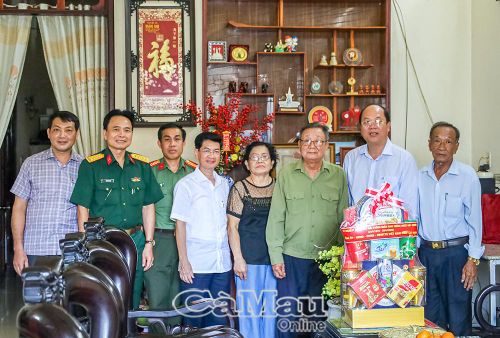 Đoàn đến thăm, tặng quà gia đình đồng chí Nguyễn Văn Phép, nguyên Chính ủy Bộ Chỉ huy Quân sự tỉnh, tiếp nối truyền thống “uống nước nhớ nguồn”.