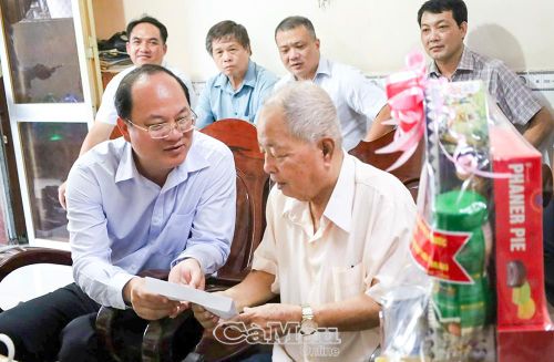 Đoàn thăm hỏi, tặng quà và chụp ảnh lưu niệm cùng đồng chí Lê Ký Du.