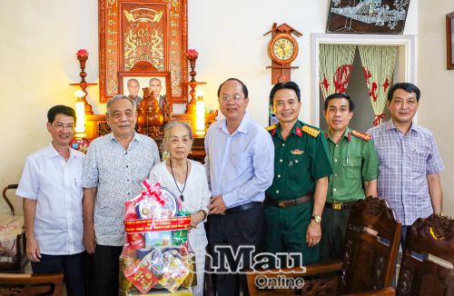 Bí thư Tỉnh ủy Nguyễn Hồ Hải (thứ tư từ trái sang) cùng đoàn công tác thăm, tặng quà gia đình Anh hùng Lực lượng vũ trang nhân dân Trần Phương Thế, tri ân những cống hiến của ông trong sự nghiệp bảo vệ an ninh Tổ quốc.