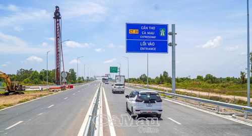 Những phương tiện đầu tiên lưu thông qua nút giao IC12 khi cao tốc bắt đầu khai thác trở lại.