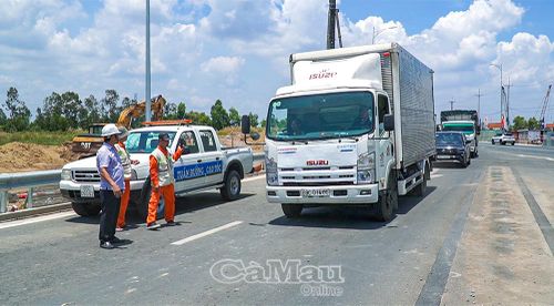 Nhiều phương tiện xếp hàng chờ đợi tại khu vực nút giao xã Thới Bình trước giờ thông xe trở lại.