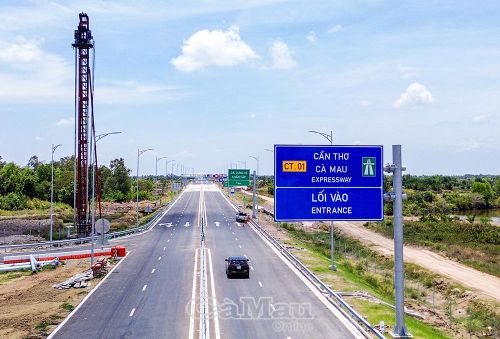 Lối vào cao tốc tại nút giao IC12 được trang bị hệ thống biển báo chỉ dẫn rõ ràng, giúp tài xế dễ dàng nhận diện lộ trình.
