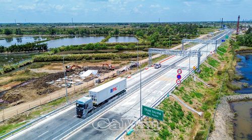 Tuyến cao tốc huyết mạch dài hơn 73 km nối liền Hậu Giang và Cà Mau rạng rỡ ngày thông tuyến trở lại.
