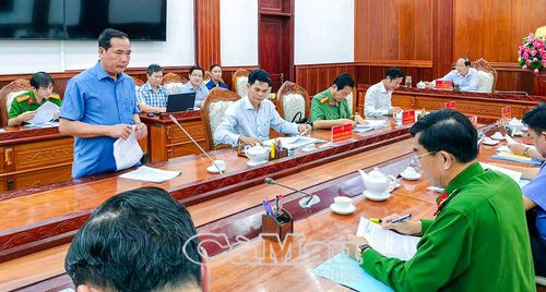 Phó Chánh án TAND tỉnh Đặng Quốc Khởi báo cáo về các vụ án thuộc diện BCĐ theo dõi.