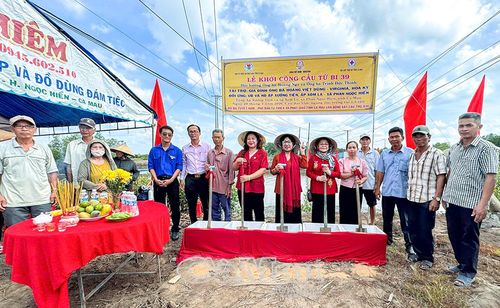 Bà con nhân dân 2 ấp cùng tham dự lễ khởi công.