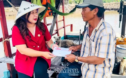 Bà Hồ Quý Nhi, Phó Chủ tịch Hội Chữ thập đỏ tỉnh, trao hỗ trợ sinh kế cho gia đình chủ bến phà.