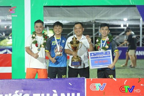 Ông Nguyễn Văn Thuận, Giám đốc điều hành Công ty TNHH Tư vấn Đầu tư phát triển Xây dựng Thuận Thành, Phó Ban Tổ chức giải (thứ hai từ phải sang), kỳ vọng CTV Cup sẽ ngày càng chuyên nghiệp, hấp dẫn và lan tỏa rộng rãi.