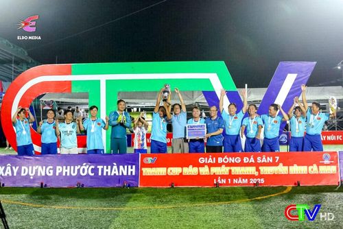 Giám đốc Báo và phát thanh, truyền hình Cà Mau Lâm Hồ Sỹ, Trưởng Ban Tổ chức giải (thứ sáu từ phải sang), khẳng định xây dựng CTV Cup thành thương hiệu riêng của Báo và phát thanh, truyền hình Cà Mau.