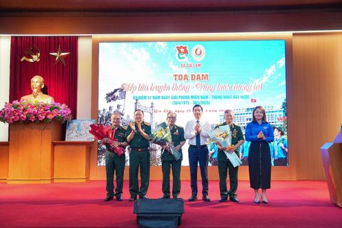 Ban tổ chức tặng hoa tri ân các cựu chiến binh, nhân chứng lịch sử tham gia chương trình. Ảnh: PV