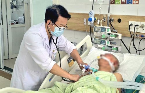 Chăm sóc cho bệnh nhân điều trị tại Trung tâm Chống độc (Bệnh viện Bạch Mai). Ảnh: Nguyên Hà