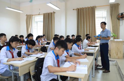 Giáo viên Trường Trung học cơ sở Tự Lập (xã Tiến Thắng) hướng dẫn học sinh lớp 9 ôn tập. Ảnh: Quang Thái