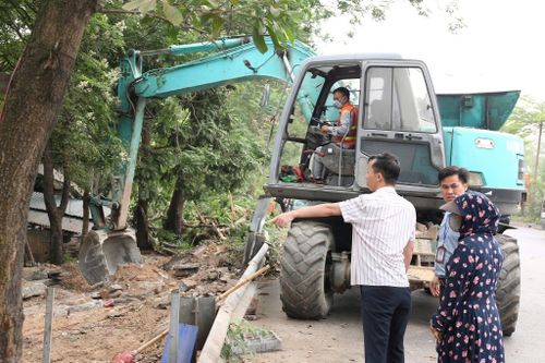 Xã Sóc Sơn kiên quyết xử lý các trường hợp vi phạm trật tự đô thị. Ảnh: PV