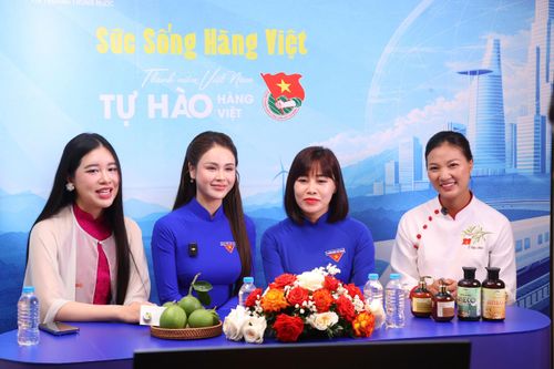 Các nghệ sĩ phối hợp cùng doanh nghiệp đưa hàng Việt lên môi trường số. Ảnh: L.Q