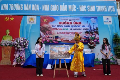 Học sinh giới thiệu tranh truyện được sáng tác bằng AI. Ảnh: Hữu Tiệp