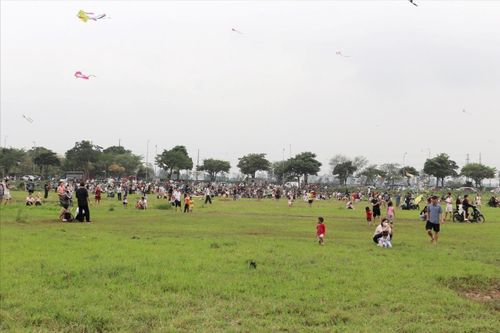 Nhiều gia đình đưa con đến ngắm diều, cùng nhau thư giãn, tận hưởng không gian ngoài trời sau giờ làm việc. Ảnh: Tuấn Điệp