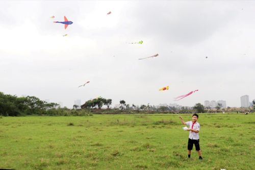Không gian rộng rãi, thoáng đãng trở thành điểm vui chơi lý tưởng cho người chơi diều. Ảnh: Tuấn Điệp