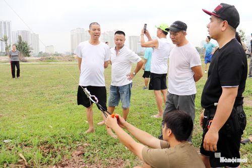 Người chơi phải sử dụng móc giữ chuyên dụng để đảm bảo an toàn khi thả diều kích thước lớn. Ảnh: Tuấn Điệp