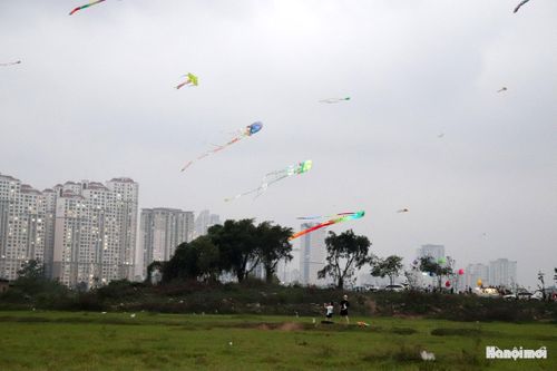 Khi trời tối, diều phát sáng tạo nên khung cảnh lung linh. Ảnh: Tuấn Điệp