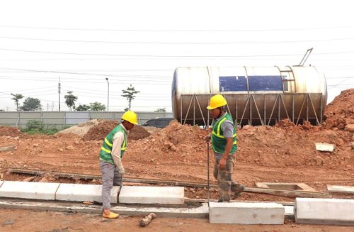 Công nhân Công ty cổ phần Đầu tư xây dựng Hưng Nga khẩn trương thi công các hạng mục hạ tầng dự án. Ảnh: Hoàng Sơn