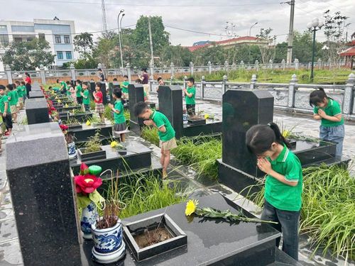 Đây là hoạt động không chỉ mang ý nghĩa tri ân mà còn giáo dục thế hệ trẻ đạo lý uống nước nhớ nguồn, khơi dậy tình yêu nước trong mỗi người. Ảnh: PV