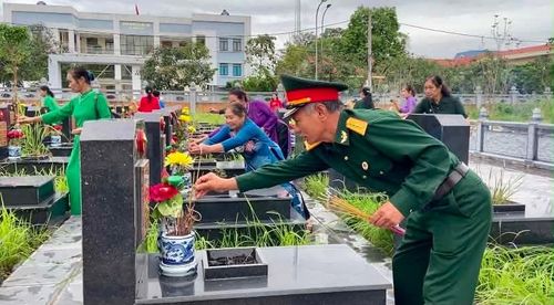 Đoàn Thanh niên, Hội Phụ nữ, Hội Cựu chiến binh tổ chức dâng hương tri ân các anh hùng liệt sĩ tại Đền thờ các Anh hùng, Liệt sĩ Phúc Thọ. Ảnh: PV