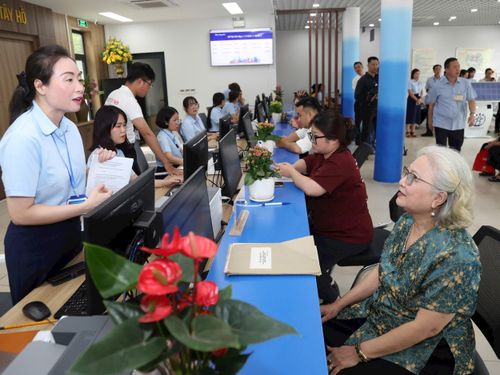 Người dân làm thủ tục hành chính tại Điểm phục vụ hành chính công phường Tây Hồ. Ảnh: Thanh Hải
