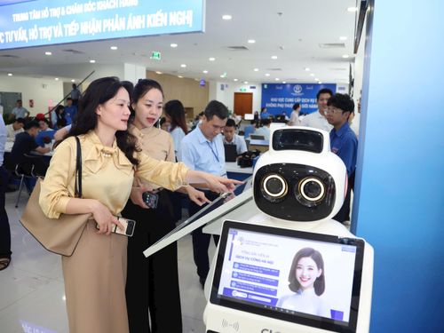 Người dân đến làm thủ tục hành chính tại Trung tâm Dịch vụ hành chính công số 01, thành phố Hà Nội. Ảnh: Thanh Hải