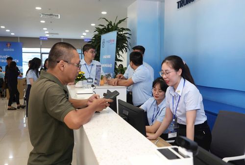 Người dân làm thủ tục hành chính tại Trung tâm Phục vụ hành chính công số 01, thành phố Hà Nội. Ảnh: Thanh Hải